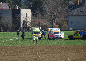 U Prahy nedaleko Dobřichovic se zřítil vrtulník, havárie si vyžádala dvě oběti