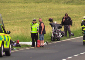 Po střetu s dodávkou u Kutné Hory jeden motorkář zemřel, další tři byli zraněni