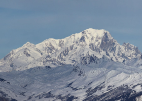Na vrcholu hory Mont Blanc se trhá část ledovce, Itálie zvolila preventivní evakuaci