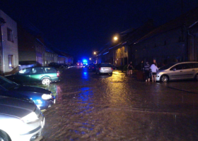 Olomoucký kraj byl zasažen silnými bouřkami s krupobitím, což má za následek vodu v ulicích