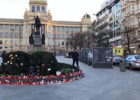 Na Václavském náměstí v Praze se zapálil muž. Kolemjdoucí ho uhasili
