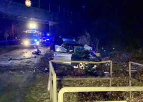 Smrtelná dopravní nehoda u Měchenic na Praze - západ. Auto narazilo do mostního pilíře