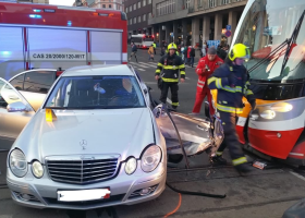 Nehoda auta a tramvaje na I.P. Pavlova v Praze
