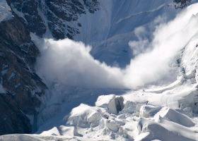 Dva lyžaři zemřeli pod utrženou lavinou na Mont Blancu