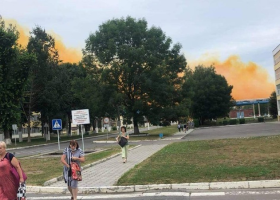 Na Ukrajině unikla při výbuchu v místní chemičce kyselina dusičná