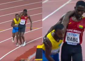 Mistrovství světa v atletice 2019: Kolaps atleta během závodu na 5000 metrů, do cíle ho dotáhl jiný závodník