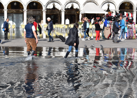Benátky zásahla povodeň. Voda vtrhla i do známé baziliky