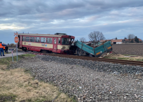Srážka vlaku s nákladním autem na Nymbursku si vyžádala 5 zraněných
