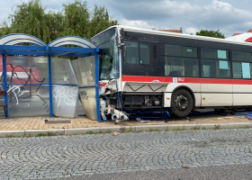 Při vážné nehodě autobusu ve Slaném zemřelo dítě