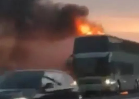 V Chorvatsku zablokoval kousek dálnice hořící český autobus