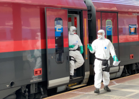Složky IZS v maskách a v rouškách obklíčily vlak v Praze na Hlavním nádraží