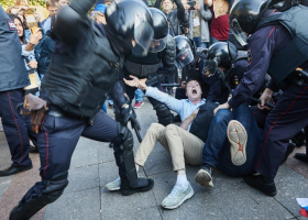 Policie zatkla v Rusku při demonstraci 828 lidí. Při zatýkání použili i obušky.
