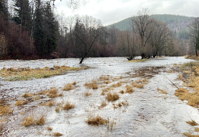 Hladina řek stoupá. Na Šumavě hrozí dvacetiletá povodeň
