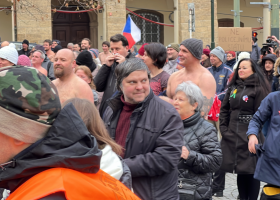 Lidé do půl těla na demonstraci proti covidovým opatření v Praze