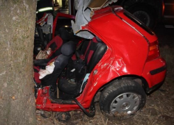 Mladý řidič nezvládl na kluzké silnici svůj VW Golf. Zemřel na místě