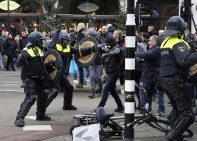 Policie v Amsterdamu při vyklízení demonstrantů na náměstí použila psy a obušky