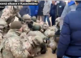 Vyhrocená situace v Kazachstánu. Dav lynčoval policisty a zabavil jim zbraně