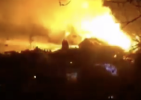 Kamera zachytila výbuch plynové láhve při požáru domu na Liberecku. U hasičů stáli všichni svatí