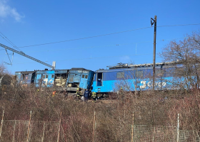 Jeden zraněný při srážce dvou nákladních vlaků v Praze. Trať bude uzavřena do zítra
