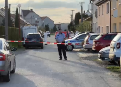 Policisté a vyšetřovatelé na místě činu