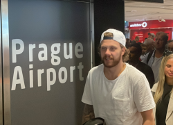 Čeští hokejisté přistáli na letišti Václava Havla po návratu z Finska
