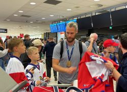Čeští hokejisté přistáli na letišti Václava Havla po návratu z Finska