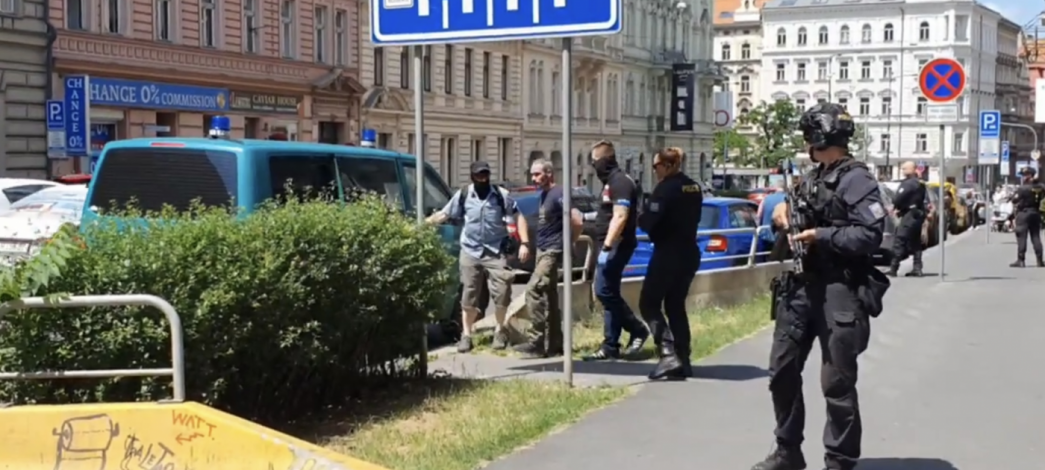 Policisté z NCOZ transportovali muže, který se měl vrátit z bojů na Ukrajině. Vyšetřuje ho protiteroristický útvar.