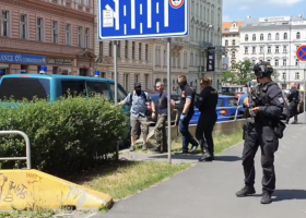 Policisté z NCOZ transportovali muže, který se měl vrátit z bojů na Ukrajině. Vyšetřuje ho protiteroristický útvar.