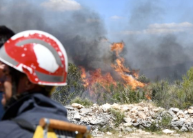V Chorvatském Šibeníku hoří. Turisté se musí evakuovat na člunech