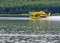 Švédská letadla nabírají vodu na hašení v nádrži Milada