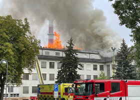 Nebezpečný požár ve vojenské nemocnici v Praze. Plameny šlehaly několik metrů vysoko