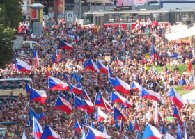 Proti vládě v Praze demonstruje 70 000 tisíc lidí.