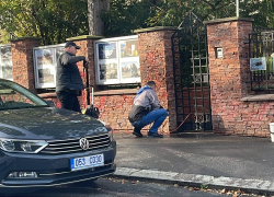 Vandal poškodil budovu ukrajinské ambasády červenou barvou