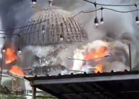 Kopule chrámu v Jakartě se zřítila po požáru. Očekává se mnoho zraněných a mrtvých