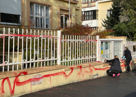 Ukrajinské velvyslanectví neznámý vandal polil červenou barvou