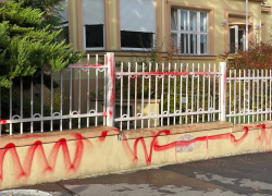 Vandal poškodil budovu ukrajinské ambasády červenou barvou