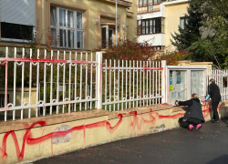 Vandal poškodil budovu ukrajinské ambasády červenou barvou