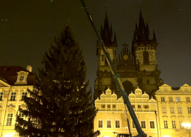 Vánoční strom pro Prahu dorazil na Staroměstské náměstí