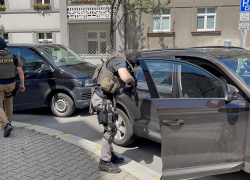 Policisté na pražské Palmovce, poté co v bytě kde měl být Dvořák bouchla nálož, která zranila policistu