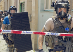 Policisté na pražské Palmovce, poté co v bytě kde měl být Dvořák bouchla nálož, která zranila policistu