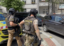 Policisté na pražské Palmovce, poté co v bytě kde měl být Dvořák bouchla nálož, která zranila policistu