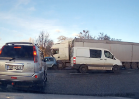 Kamion na Mělnicku v plné rychlosti smetl odbočující auto. Sám pak skončil ve škarpě