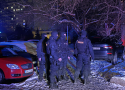 Policisté a záchranaři na místě útoku na Novodvorské