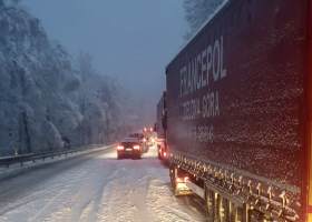 Sníh komplikuje dopravu v Česku. Kritická situace je na u Votic