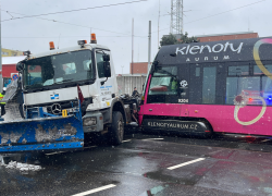 Nehoda sypače a tramvaje v Praze