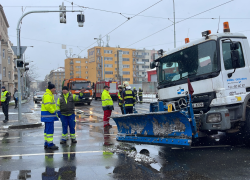 Nehoda sypače a tramvaje v Praze