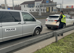 Od dnešního rána policie zabavuje po Praze luxusní auta, která jsou v pátrání