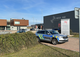 Šílenec řádil v Mladé Boleslavi na letišti. Hlídka policistů ho musela v sebeobraně zastřelit