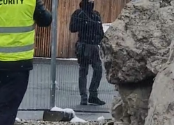 Ozbrojenec chodil s brokovnicí volně po areálu.