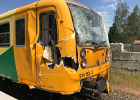 Vážná dopravní nehoda ve Stráži nad Nisou: Srážka vlaku s nákladním vozidlem zranila desítky osob